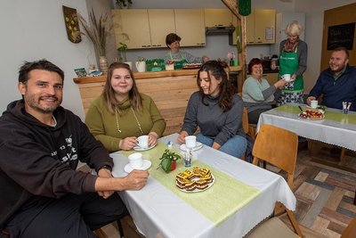 Tobias Thoss, Sabrina Liedemann, Laura Greiner, Renate Metz, Beate Grünler, und Pfarrer Andreas Vödisch (von links) fühlen sich wohl im Café. Hinter der Theke steht Christiane Liebers. 