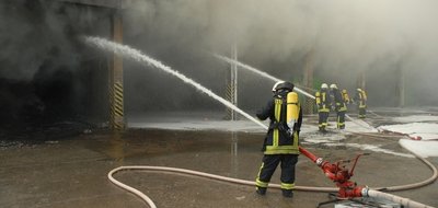 
              <p class="artikelinhalt">Feuerwehren aus Olbernhau und Pockau haben auf dem Olbernhauer Wertstoffhof brennende Abfälle gelöscht. Die Ursache für den Brand ist noch unklar. </p>
            
