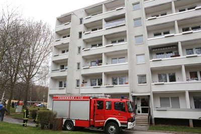 Nach einem Brand an der Dr.-Salvador-Allende-Straße sind eine junge Mutter und ihr sechs Monate alter Sohn in ein Krankenhaus eingeliefert worden.