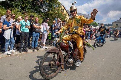 Ein bisschen Hanf muss sein: Dieser Biker im intergalaktischen Anzug hat seine SR2 mit der Pflanze dekoriert. Die meisten der 1130 SR2-Fahrer haben sich originell kostümiert - viele ritten als Cowboys oder Indianer ihre zweirädrigen "Pferde" über den Asphalt.