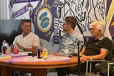 Harald Mothes, Moderator Marko Hofmann und Hans-Ulrich Thomale (von links) am Freitagabend im Fanprojekt in Aue.