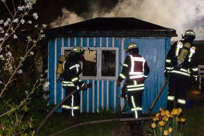 Am späten Sonntagabend hat es in einer Kleingartenanlage in Lößnitz gebrannt.