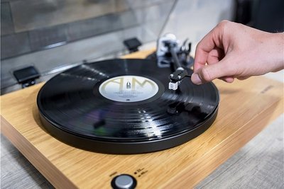 Plattenspieler erfreuen sich seit einigen Jahren wieder zunehmender Beliebtheit. Dieses Modell von Roberts verfügt über einen integrierten Stereo-Vorverstärker und einen USB-Anschluss.