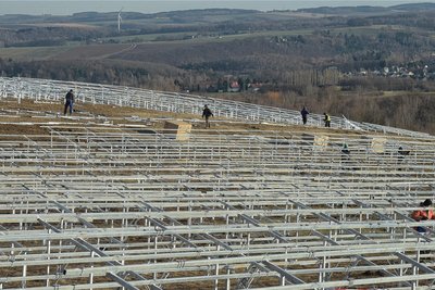 An der Deponie Weißer Weg in Chemnitz sind bereits großflächig Solaranlagen montiert worden.