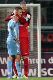 CFC-Stürmer Daniel Frahn (l.) wurde von Wiesbadens Kapitän Steven Ruprecht getröstet.            
