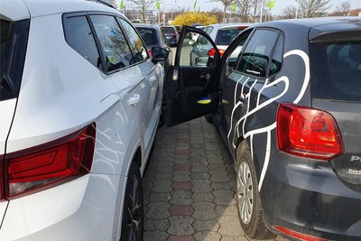 Auch mit einem kleinen Auto wie einem VW Polo kann das Aussteigen eng werden, wenn der Nachbar-Pkw breiter ist und am Stellplatz-Rand parkt.