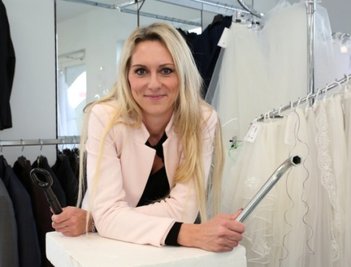Ina Riedel verkauft besondere Brautmode.