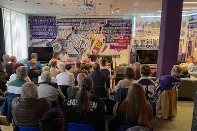 Gebannt folgten die Fans den Ausführungen des früheren Trainers  Thomale sowie des einstigen Topstürmers Mothes. 