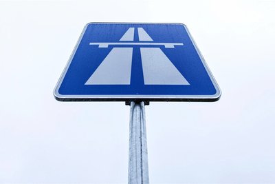 Folgenschwer war ein Reifenschaden auf der A 4 bei Chemnitz. Verletzt wurde aber niemand.