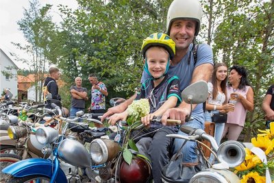 Der Rennfahrer: Ingolf Mißler (44) und Sohn Linus (7) aus Treuen: Schon fährt der Schulanfänger Rad mit Gangschaltung - aber mit Papas SR2 ist es trotzdem noch einen Tick cooler. Wenngleich: "Die könnte auch noch schneller fahren", sagt der kleine Fan von Valentino Rossi. Immerhin hat Linus mit Nummer 946 schon fast Rossis Startnummer ergattert. Der trägt die Nummer 46", sagt Vater Ingolf. Als er Jugendlicher war, hat er mit seinem Bruder an der SR2 eines älteren Herren aus Brockau geschraubt. "Der Mann hatte zwei Mopeds - als Dank bekam ich diese SR2 von ihm geschenkt. Sie ist Baujahr 1967", sagt der heutige Kfz-Mechaniker.