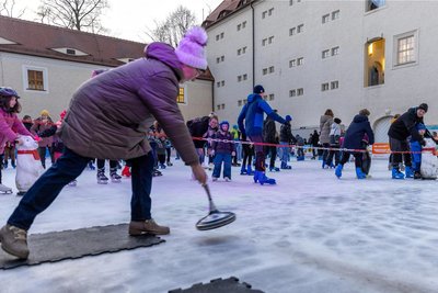 Mittwochnachmittag auf der Freiberger Eisbahn: Im Schlosshof Freudenstein ist Eislaufen möglich, aber auch Eisstockschießen. Für das Eisstockschießen ist eine Voranmeldung wünschenswert.