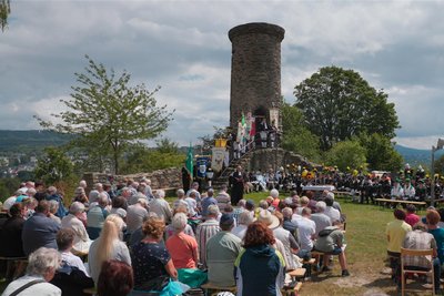 Die Bergknapp- und Brüderschaft „Glück auf“ zu Frohnau und zahlreiche Gäste haben auf dem Schreckenberg Berggottesdienst gefeiert.
