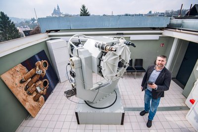 In der Sternwarte Schneeberg findet sich ein schattiges Plätzen; im Bild Mike Behnke vom Team der Sternwarte.