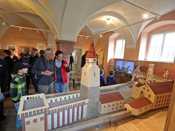 Reges Besucherinteresse bei der Ausstellungseröffnung im Schloss Waldenburg