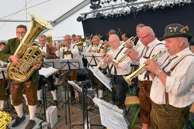 Auftritt der Reichenbacher Lokalmatadoren. Die Original Hirschsteiner Musikanten im Jahr 2016 im Festzelt, rechts im Bild der musikalische Leiter des Festivals Peter Zippel. 