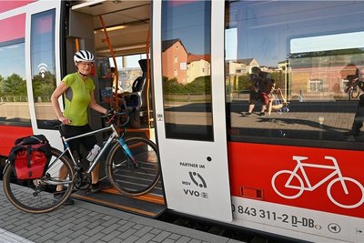 Die Ruhe vor dem Ansturm? Silke Gauthier aus Radebeul transportiert ihr Rad gelegentlich bei Ausflügen und im Urlaub. 