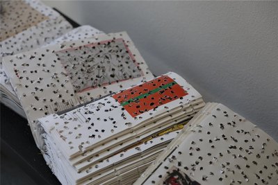 Neben Bildern sind auch plastische Kunstwerke, etwa die Bohrbücher, zu sehen.