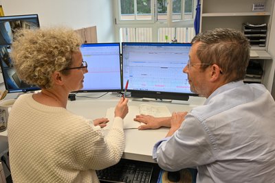 Laborleiterin Beate Horn und Chefarzt Stefan Hammerschmidt besprechen anhand von aufgezeichneten Kurven, warum der Patient schlecht schläft.