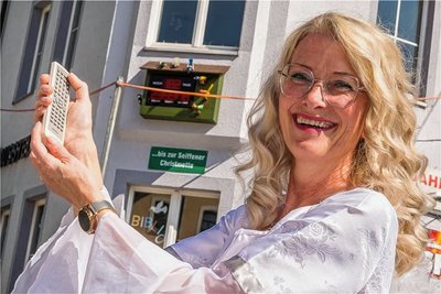 Mit einem Tastendruck startete Mandy Partzsch-Stephani im Engelskostüm die Weihnachtsuhr in Seiffen.