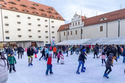 Ferientrubel am 27. Dezember auf der Freiberger Eisbahn.
