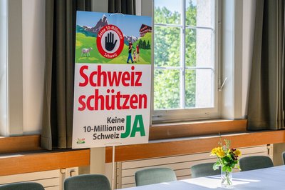 Ziel der rechtskonservativen Schweizerischen Volkspartei war es, die Bevölkerungszahl bis 2050 auf zehn Millionen zu begrenzen.