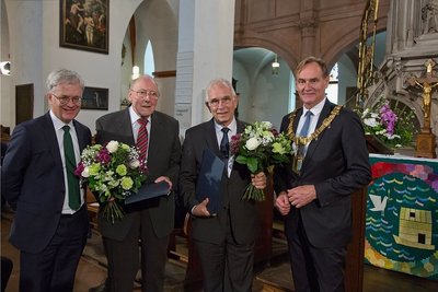 Bacharchiv-Direktor Peter Wollny (l.) und Leipzigs OB Burkhard Jung (r.) nahmen die Ehrung an Hans-Joachim Schulze (2. v. l.) und Christoph Wolff vor. Foto: Bach-Archiv Leipzig/Gert Mothes