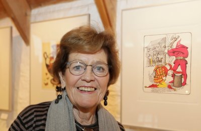 Barbara Henniger neben einem ihrer vielen Werke in der frisch eröffneten Ausstellung im Plauener Erich-Ohser-Haus: Henker, Jahrgang 1985.            