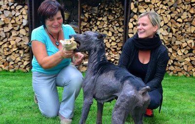 Abgemagert wurde Hope gefunden. Gabriele Simon (l.) und Kristin Holfert vom Tierschutzverein kümmerten sich um sie.