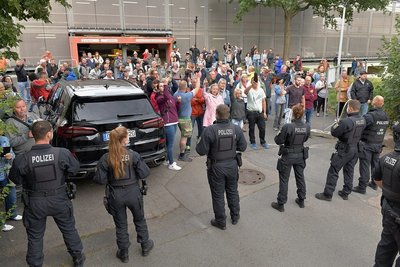 Am Tivoli-Parkhaus standen Polizeikräfte am 17. August 2021 einer aufgebrachten Menschenmenge gegenüber, während in dem Ballhaus ein Bürgerdialog mit Ministerpräsident Michael Kretschmer (CDU) stattfand. Bei der Abfahrt des Regierungschefs kam es in der Bedrängnis zur Verletzung einer Beamtin. 