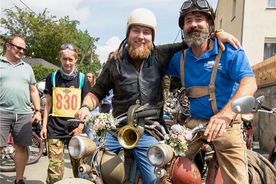 Die Höllenbiker: Johann Singer (27) aus Leubnitz und Steven Seiler (50) aus Rößnitz eint die Liebe zur Jagd, sie blasen ins gleiche (Jagd)Horn, tragen den Waldschrat-Bart und knattern mit ihren SR2 durchs Vogtland. Ihre Maschinen, Baujahre 60 und 63, nennen sie "Ausgeburt der Hölle", an denen möglichst wenig geschraubt werden soll. "Meine SR2 ist kein Blender. Die bleibt, wie sie ist", sagt Seiler, der das Moped kurz nach der Wende für einen Kasten Bier bekam. Beruflich bedient der Klempner eine Horizontalbohrmaschine. Kumpel Johann sitzt sonst hinterm Steuer eines Wartburgs und eines Traktors. Der Biolandwirt ist Herr von 60 Kühen. 