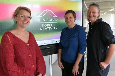 Bei der Pressekonferenz zur 1. Deutsch-tschechischen Bergschau (v.l.) Pia Hackner, Vorstand Kreatives Erzgebirge, Josephine Hage, Kuratorin Makers, Business & Arts, Kulturhauptstadt Chemnitz 2025 und Anne Krauß, Vorstandsvorsitzende Kreatives Erzgebirge.