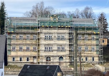 Die alte Schule an der Hauptstraße in Bockau prägt das Ortsbild. Vor allem ihre Fassade. Diese wird samt nostalgischer Schuluhr (oben Mitte) vom Investor des Seniorenwohnparks erhalten. Die früheren Klassenzimmer sollen zu Wohnungen werden. 