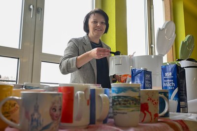 Musiklehrerin Nicole Dähne engagiert sich stark über den Lehrplan hinaus für ihre Schüler. Auch Kaffeekochen und Brötchenschmieren schrecken sie nicht ab.