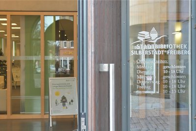 Die Stadtbibliothek Freiberg (Haupteingang zum Kornhaus) ist eine gute Adresse für Leseratten - auch in der Ferienzeit.