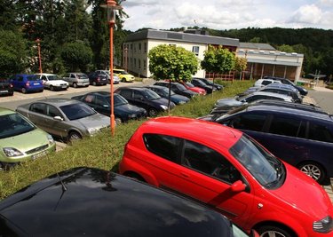 
              <p class="artikelinhalt">Angestellte, Patienten und Besucher müssen sich am Lichtensteiner Krankenhaus einen Parkplatz teilen. Der ist allerdings kostenlos nutzbar. Am Montag war dort kaum ein Platz zu bekommen.</p>
            