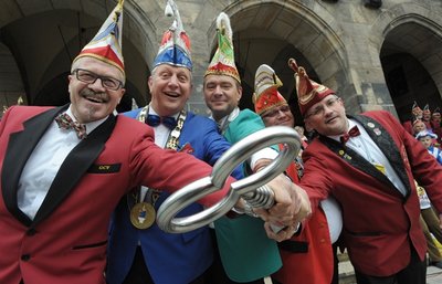 In händigte sich Ordnungsbürgermeister Miko Runkel den Schlüssel als Präsident eines der fünf beteiligten Karnevalsvereine selbst aus.