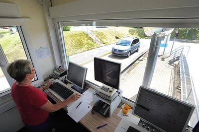 Mitarbeiterin Annette Rothe wiegt an der Einfahrt zur Deponie am Weißen Weg ein mit Grünschnittsäcken beladenes Auto. Bei der Ausfahrt wird es erneut gewogen und die Gewichtsdifferenz dem Fahrer in Rechnung gestellt. Das sind seit 1. Juni immer mindestens 100 Kilogramm.