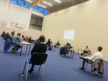 Die Tische und Stühle für die Stadtratssitzung am Donnerstag in der Sporthalle am Schwanenteich standen sicherheitshalber verteilt. 