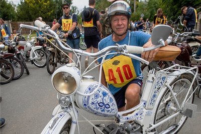 Mister Zwiebelmuster: Ralf Bretschneider (65) aus Berlin: Hoppla! Sieht diese SR1 (Vorgängermodell der SR2) nicht aus wie Omas Kaffeeservice? Das Zwiebelmuster-Dekor der Porzellanmanufaktur Kahla kennen und lieben (fast) alle DDR-Bürger. "Ich wollte mir bei Ebay für meine SR2 einen Helm kaufen. Aber dann habe ich dieses Moped gesehen und musste es haben", gesteht Bretschneider. Der Kaffeefreund liebt das Zwiebelmuster, hat von den Eltern sogar noch eine Etagere zu Hause. Nun fährt er das Design auch auf der Straße. Der Vorbesitzer, ein Karl Reichel, muss die SR1 in Handarbeit bemalt haben. Schon 13 Mal war der Berliner in Kürbitz dabei.