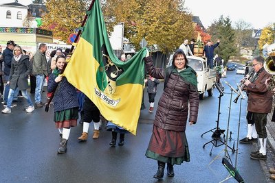 Offiziell eröffnet wurde sie am Samstag von der Kindertrachtengruppe, den Original Schwarzbachmusikanten und mit dem Anstich eines Fasses Freibier aus dem Erlbacher Brauhaus.