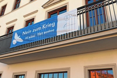 Am Schlossplatzquartier der TU Bergakademie Freiberg ruft ein Plakat zu Frieden auf. "Wir positionieren uns klar gegen Gewalt jeglicher Art und verurteilen die militärischen Angriffe", betont Rektor Professor Dr. Klaus-Dieter Barbknecht. 