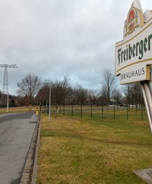 Die bisherige Zufahrt von der B 101 zum Freiberger Brauhaus soll verlegt werden. Dabei ist auch vorgesehen, auf der Bundesstraße eine Spur für Linksabbieger einzurichten. 