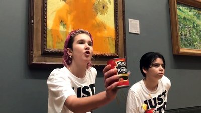 Klima-Aktivisten der "Letzen Generation" schütteten Tomatensuppe über die Glasscheibe vor den "Sonnenblumen" von Van Gogh.