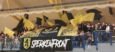 Vor 500 begeisterten Fans haben die Oelsnitzer Volleyballer den Klassenerhalt unter Dach und Fach gebraicht.
