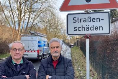 Ex-Tiefbauamtsleiter Wolfgang Alboth (links) und der ehemalige Geschäftsführer der Industrie- und Handelskammer Chemnitz, Hans-Joachim Wunderlich, an der Straßberger Straße in Plauen, deren Sanierungspläne bis ins Jahr 2018 zurückreichen. Passiert ist dort bislang nichts.