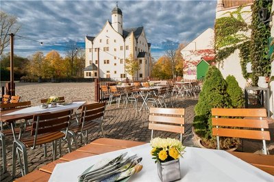 Ab Donnerstag können Besucher beim Gastronomie-Besuch wieder den Blick auf das Wasserschloss genießen. 