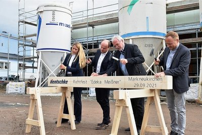 Versenkten den symbolischen Nagel beim Richtfest: Stefanie Fröhlich, Andreas Meißner, Andreas Rubner und Ronny Kadelke (v.l.).