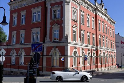 Das Auerbacher Rathaus ist erneut Opfer eines Anschlags geworden. Diesmal hatten es die Unbekannten auf die Türen abgesehen.