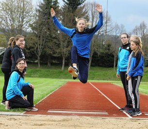 Manja Heß (vorn links), die Veranstaltungskoordinatorin des Kreissportbundes Erzgebirge, ist selbst als Übungsleiterin aktiv. Mit den Leichtathleten des TTL Ehrenfriedersdorf übte sie zuletzt das Weitspringen und gab unter anderem Mathilda Köhler (r.) wertvolle Hinweise. 