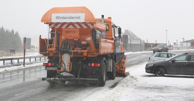 Wie hier am Grenzübergang Oberwiesenthal rückte am Sonntag der Winterdienst aus,